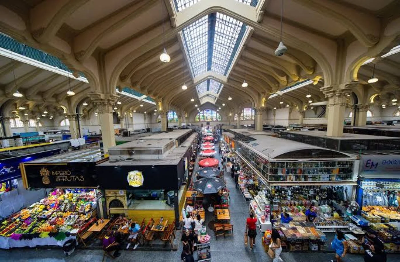 Interior e boxes gastronômicos do Mercado Municipal de São Paulo
